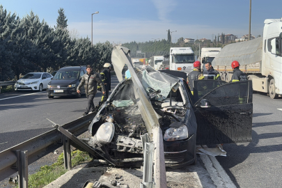 Anadolu Otoyolu'nda bariyere çarpan otomobilde 4 kişi yaralandı