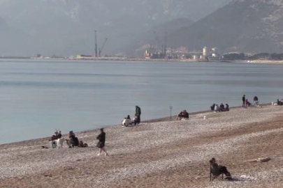 Antalya'da güneşli havayı fırsat bilenler sahillerde yoğunluk oluşturdu