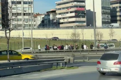 Bahçelievler’de metrobüs arızalandı, yolcular metrobüs yolunda bekledi