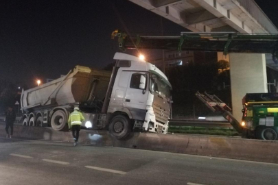 İstanbul'da kontrolden çıkan hafriyat kamyonu bariyerlerde asılı kaldı